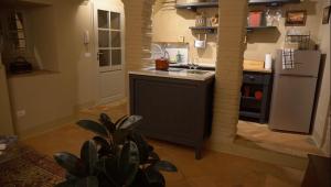 uma cozinha com um lavatório e um frigorífico em Oberdan Ospitalita' em Todi