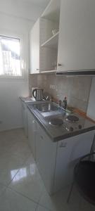 una cucina con lavandino e piano di lavoro di Michali's Koukaki Apartment (metro Sygrou/Fix) ad Atene