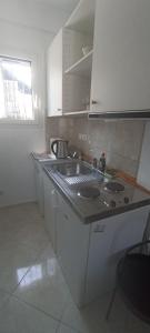 una cocina con fregadero y encimera en Michali's Koukaki Apartment (metro Sygrou/Fix), en Atenas
