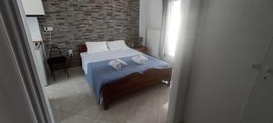 una camera da letto con un letto con due peluche sopra di Michali's Koukaki Apartment (metro Sygrou/Fix) ad Atene