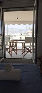 1 dormitorio con vistas a una mesa y sillas en Michali's Koukaki Apartment (metro Sygrou/Fix), en Atenas