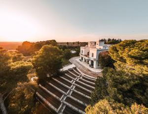 TrepuzziSa Suites的享有白色建筑树木的空中景致