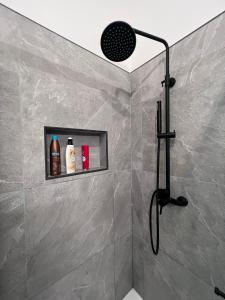 y baño con ducha con cabezal de ducha. en La Vita en Ravascletto