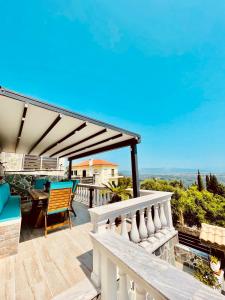 un balcone di una casa con vista sull'oceano di Iris Luxury House ad Ágioi Déka