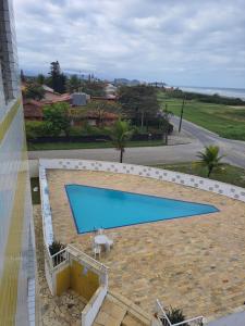 an overhead view of a swimming pool in front of a building at Apto de frente ao mar Itanhaém in Itanhaém