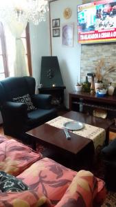 a living room with a coffee table and a fireplace at Ushuaia de las Nieves B&B in Ushuaia