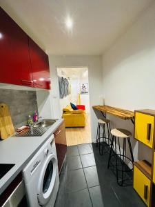 uma cozinha com um lavatório e uma máquina de lavar roupa em POP appART Appartement Artiste 200 m du centre ville Parking privé gratuit em Avignon