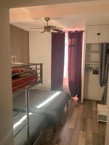 a room with two bunk beds and a window at La Re'Belle in Céret