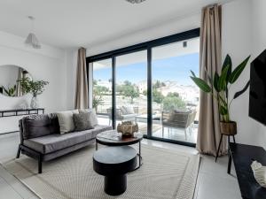 sala de estar con sofá y mesa en Sanders Elgio, en Limassol