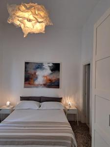 マンドゥーリアにあるCivico 2のベッドルーム1室(ベッド1台付)が備わります。壁には絵画が飾られています。