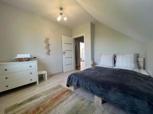 Ένα ή περισσότερα κρεβάτια σε δωμάτιο στο Dom na Sielskiej