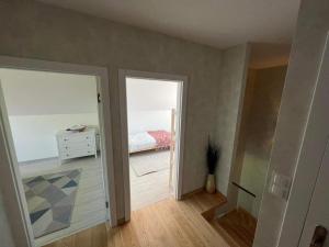 Ένα ή περισσότερα κρεβάτια σε δωμάτιο στο Dom na Sielskiej