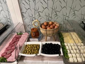 ein Tisch mit verschiedenen Speisen und ein Korb mit Eiern in der Unterkunft Elizeu Hotel in Bukarest + 31 Fotos