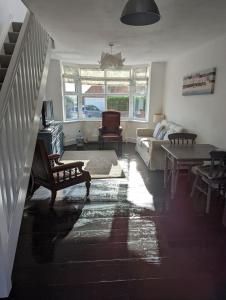 ライにあるCadborough Cliff Apartmentのソファとテーブルのあるリビングルーム