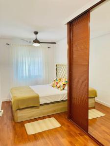 - une chambre avec un lit et une porte coulissante en verre dans l'établissement Apartamento ABRIL en el Centro de Getafe, à Getafe