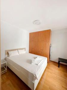A bed or beds in a room at Seaside Gem in Paleo Faliro