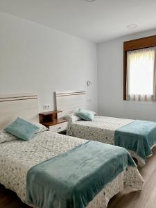 Łóżko lub łóżka w pokoju w obiekcie Apartamento Valbuena
