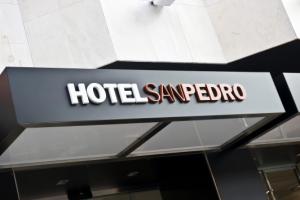 een hotel avalon bord voor een gebouw bij Hotel San Pedro in Langreo