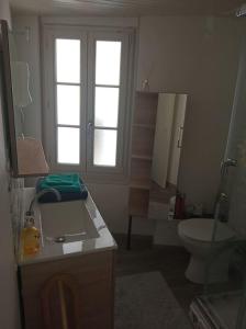 サン・タントナンにあるLa vieille vigneのバスルーム(洗面台、トイレ付)、窓が備わります。