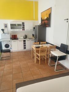 eine Küche mit einem Tisch und Stühlen sowie ein Esszimmer in der Unterkunft Atelier Zille A66 - Nähe Alexanderplatz in Berlin