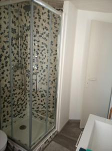 サン・タントナンにあるLa vieille vigneのバスルーム(ガラス張りのシャワー付)が備わります。