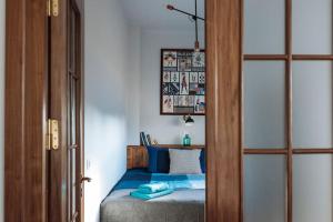 1 dormitorio pequeño con 1 cama con sábanas azules en View over the city en Bucarest