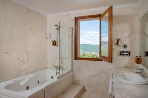 Koupelna v ubytování Hotel Can Boix de Peramola