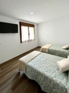 Łóżko lub łóżka w pokoju w obiekcie Apartamento Valbuena