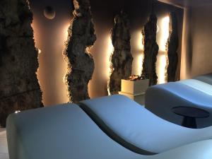 Zimmer mit 2 Betten und einer Wand mit Formationen in der Unterkunft Albergo Le Case in Macerata