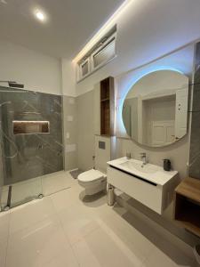 uma casa de banho com um lavatório, um WC e um espelho. em Visit Debrecen 3 Apartman em Debrecen