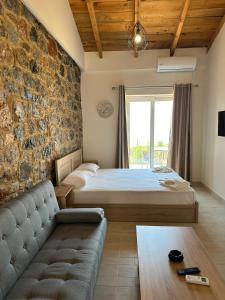 Postel nebo postele na pokoji v ubytování Lithino Rooms Kalamata