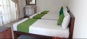 Letto o letti in una camera di KayJay Palms