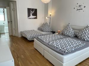 ein Schlafzimmer mit 2 Betten mit Kissen darauf in der Unterkunft traumhafte Jugendstilwohnung Gohlis in Leipzig