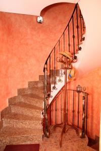 una escalera en una casa con una pared naranja en El Torreón del Búho en Arenas de San Pedro