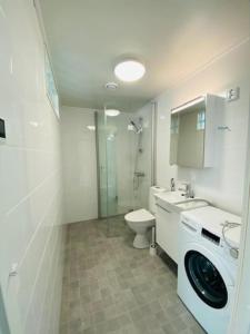 Bathroom sa Kotimaailma - Kalustettu ja hyvin valoisa Studio Herttoniemessä