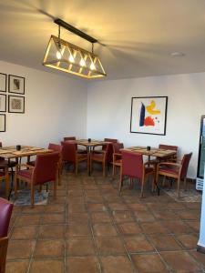 une salle à manger avec des tables et des chaises en bois dans l'établissement Chez Reda, à Assilah