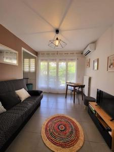 戛纳Cosy Studio à Cannes 8 min de la Croisette的客厅里有一张沙发和一张桌子。