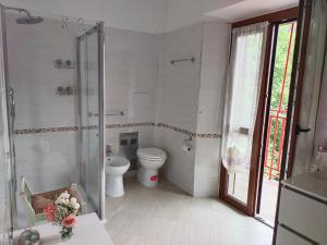 A bathroom at Fuga in montagna Casa indipendente mezzo montagna con barbecue