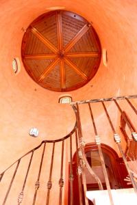 una escalera de caracol en un edificio con techo de madera en El Torreón del Búho en Arenas de San Pedro