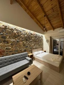 Postel nebo postele na pokoji v ubytování Lithino Rooms Kalamata