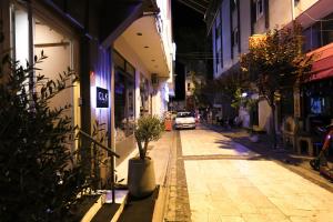 Una calle de la ciudad por la noche con un coche conduciendo por la calle en CLK Suites Hotel, en Estambul