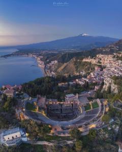 una vista aerea di una città e di uno specchio d'acqua di Sa Benedica - Luxury House a Calatabiano