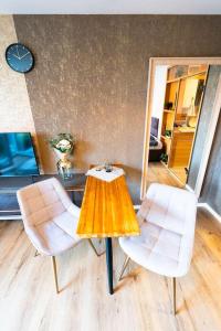 een tafel en twee witte stoelen in een kamer bij Golden Nugget (inkl. Netflix) in Detmold