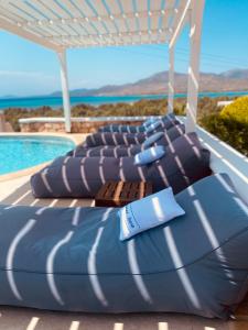 - un lit gonflable bleu à côté de la piscine dans l'établissement Elafonisos Mare, à Elafonisos