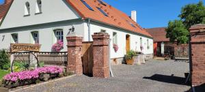 SkąpeSkotopaska的前面有粉红色花的白色建筑