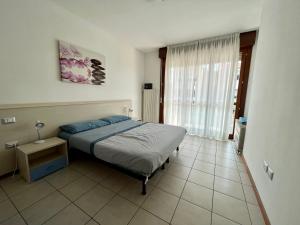 una camera da letto con un letto, un tavolo e una finestra di Appartamento Ca Vio Beach & Venice a Cavallino-Treporti Altre 32 foto