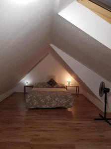1 dormitorio con 1 cama en el ático en Zajazd Ponikiew - Noclegi Wadowice, en Wadowice