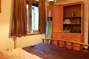een slaapkamer met een bed, een kast en een raam bij Apartament Bilard nad Bałtykiem in Gdynia