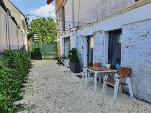 uma mesa e cadeiras ao lado de um edifício em GIRO Guest House em Sfântu Gheorghe