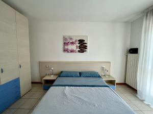 a bedroom with a bed and two night stands at Appartamento Ca Vio Beach & Venice in Cavallino-Treporti +33 photos